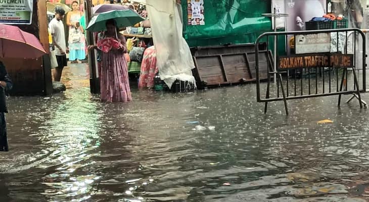 ভারী বৃষ্টির জেরে জলমগ্ন গড়িয়াহাট এলাকা