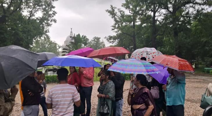 বৃষ্টির মধ্যে ছাতা মাথায় ভিক্টোরিয়া দর্শনে পর্যটকরা