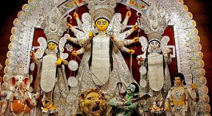 কমছে ডাকের সাজের আভিজাত্য, মৃতপ্রায় শোলা শিল্পের কারিগররা বানাচ্ছেন শো পিস