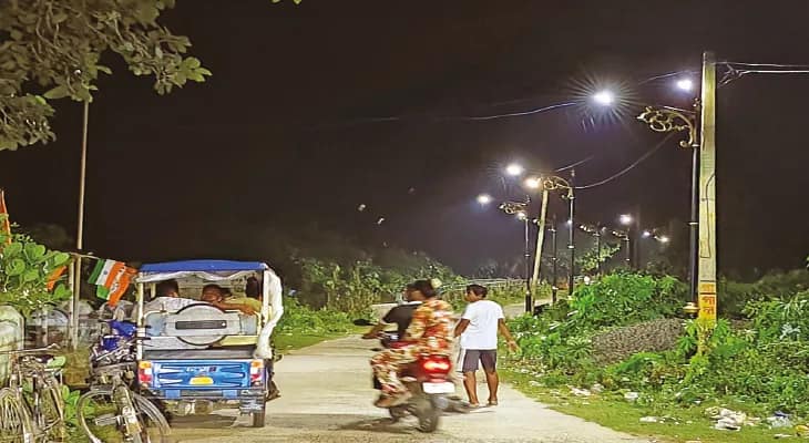 শ্মশানঘাটকে ঢেলে সাজতে প্রবেশপথের রাস্তার দু’ধারে বসল হেরিটেজ বাতিস্তম্ভ