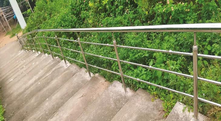 সাংসদ তহবিলের টাকায় জয়চণ্ডী পাহাড়ে ওঠার সিঁড়ির দু’পাশে রেলিং দেওয়া শুরু