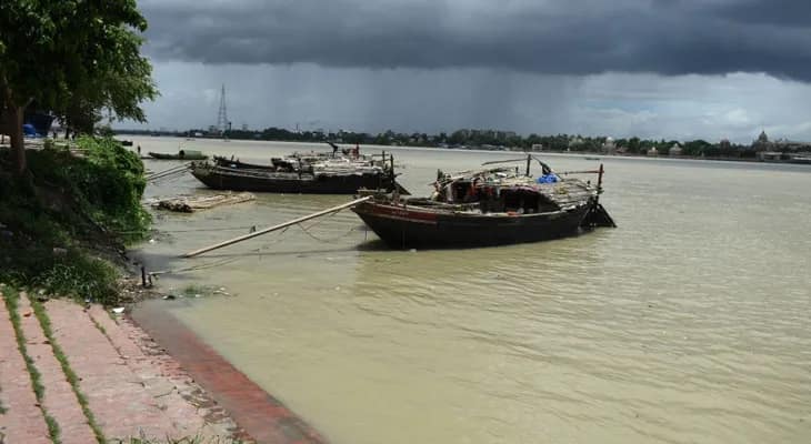 বালি তুলে বিক্রির জেরে যত্রতত্র পাড় ভাঙছে, বদলে যাচ্ছে গঙ্গার প্রবাহপথ, স্বতঃপ্রণোদিত মামলা বরানগর থানার