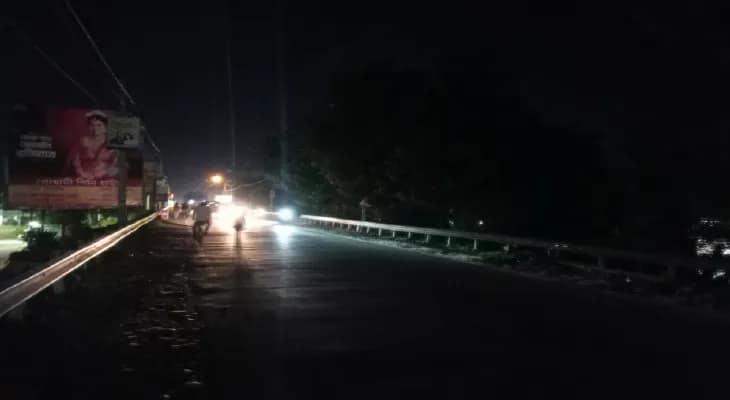 মহানন্দা সেতুর একাংশে পথবাতি জ্বলছে না, দুর্ভোগ