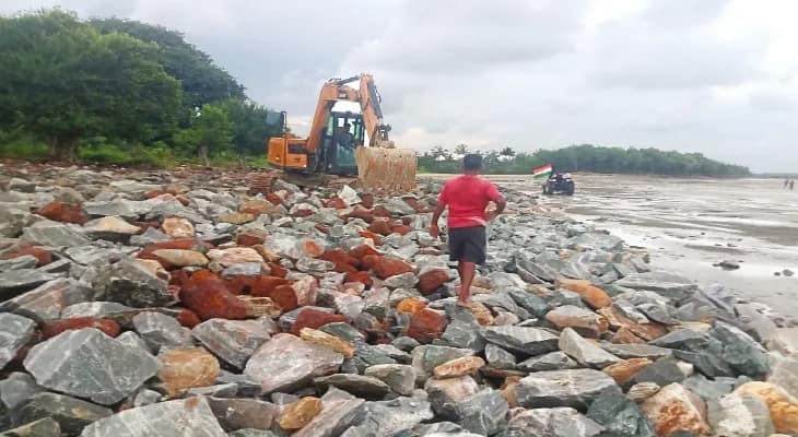 কাঁথির দেশপ্রাণ ব্লকের বাঁকিপুটে সমুদ্রবাঁধ মেরামতের কাজ শুরু