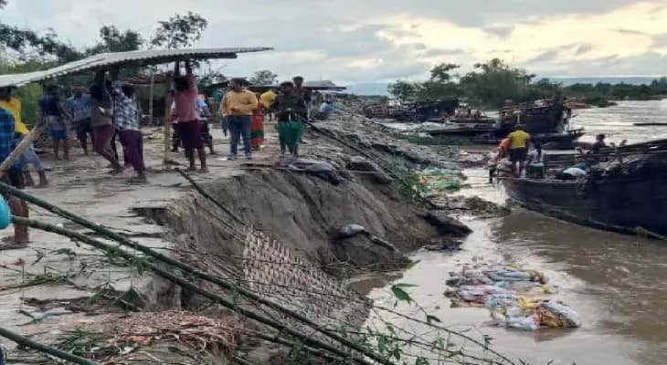 গঙ্গার জলস্তর কমতেই ব্যাপক ভাঙন, আতঙ্ক নিয়েই বাঁধে দুর্গতরা, কাজ নিয়ে ক্ষুব্ধ সাবিত্রী