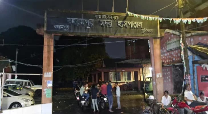 সন্ধ্যা নামলেই সমাজবিরোধীদের দখলে বহরমপুরের পরিত্যক্ত সদর হাসপাতাল