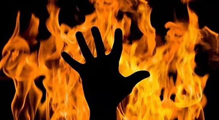 স্বামী অসুস্থ, নিজে কিডনির রোগে আক্রান্ত! গায়ে আগুন, আত্মঘাতী বৃদ্ধা