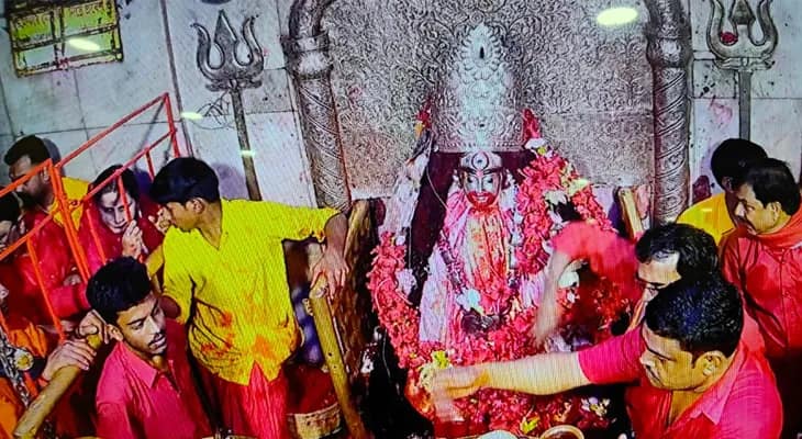 কৌশিকী অমাবস্যা তিথি শুরুর আগে থেকেই তারাপীঠ মন্দিরে ভক্তদের ঢল নামতে শুরু করেছে, আর কিছুক্ষণের মধ্যেই দেবীর কৌশিকী রূপে পুজো শুরু হবে
