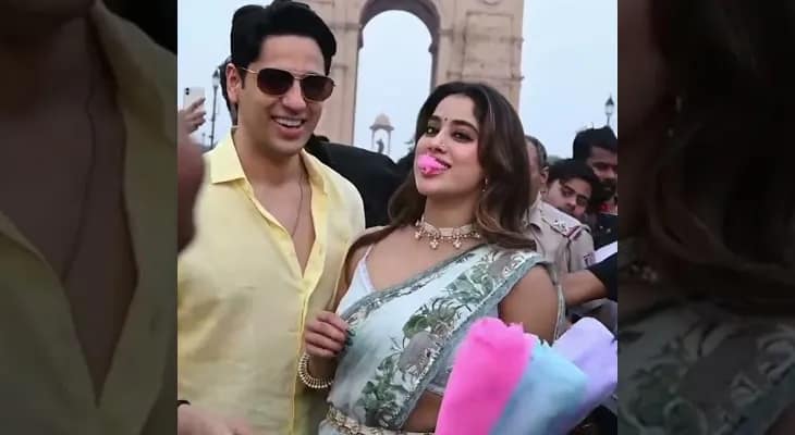 নতুন সিনেমার প্রমোশনে ইন্ডিয়া গেটে সিদ্ধার্থ ও জাহ্নবী