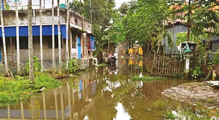 অল্প বৃষ্টিতেই জল জমে যায় কৃষ্ণনগরের মানিকপাড়ার রাস্তায়