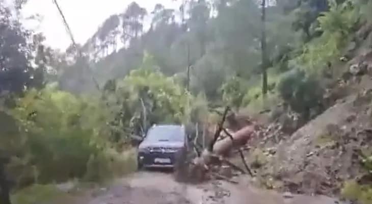 উত্তরাখণ্ডের চামোলি জেলার থারালিতে মেঘভাঙা বৃষ্টির জের, কাদামাটিতে ডুবে এলাকা