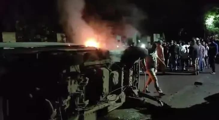 ফুটবল ক্লাবের অনুষ্ঠান ঘিরে রণক্ষেত্র মহারাষ্ট্রের কোলহাপুর! জ্বলল গাড়ি, জখম ১০
