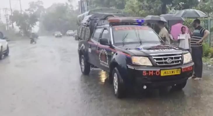 জম্মু ও কাশ্মীরের কাঠুয়ায় ভারী বৃষ্টি, ভেসে গেল গাড়ি