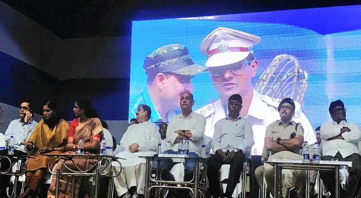 উলুবেড়িয়ার রবীন্দ্র ভবনে হাওড়া জেলা প্রশাসনের উদ্যোগে আয়োজিত দূর্গা পুজোর প্রশাসনিক বৈঠকে উপস্থিত রাজ্যের পূর্ত ও জনস্বাস্থ্য কারিগরি দপ্তরের মন্ত্রী পুলক রায়