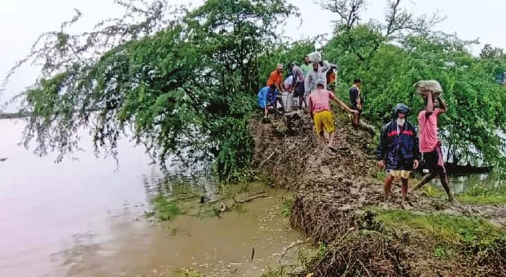 মৌসুনির নদীবাঁধে ধস, প্রবল আতঙ্কে বাসিন্দারা, নোনা জলে প্লাবিত হওয়ার সম্ভাবনা কৃষি জমির