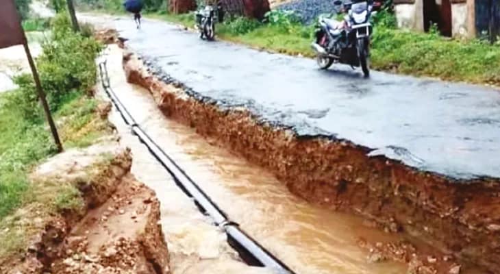 টানা বৃষ্টিতে বিপর্যস্ত পুরুলিয়া, ভেঙে গেল রাস্তা-বাড়ি, একাধিক কজওয়ের উপর দিয়ে বইছে জল