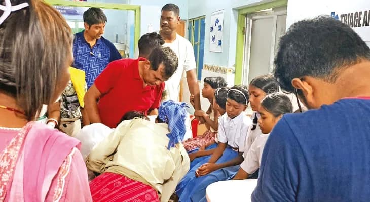 জিতি চা বাগান: ডাম্পারে করে স্কুলে যেতে গিয়ে বিপত্তি, দুর্ঘটনায় জখম ২৭ ছাত্রী