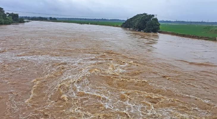 টানা পাঁচ দফা বন্যার ধাক্কা, ফের বৃষ্টির পূর্বাভাসে দিশেহারা ঘাটালের বাসিন্দারা, আশঙ্কায় কাটছে দিন