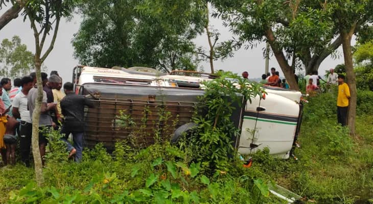 যাত্রী তোলা নিয়ে দুই গাড়ির রেষারেষিতে সাতসকালে দুর্ঘটনা, একজনের মৃত্যু, অনেকের আঘাত গুরুতর
