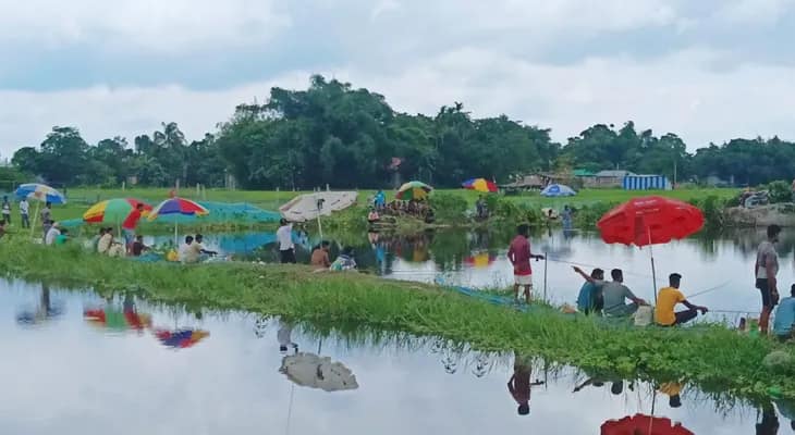 ‘মৎস্য মারিব খাইব সুখে...’ আজ, রবিবার জলপাইগুড়িতে তিস্তা বাঁধের ধরের দৃশ্য