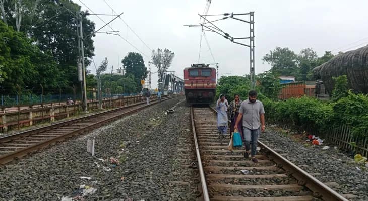 ওভারহেড তার ছিঁড়ে বিপত্তি,  ফরাক্কা ব্যারাজের উপর দীর্ঘক্ষণ দাঁড়িয়ে থাকল ট্রেন