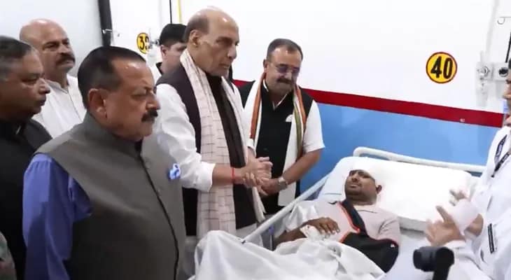 কিস্তওয়ারে মেঘ ভাঙা বৃষ্টির জেরে জখমদের দেখতে জম্মুর সরকারি হাসপাতালে প্রতিরক্ষামন্ত্রী রাজনাথ সিং