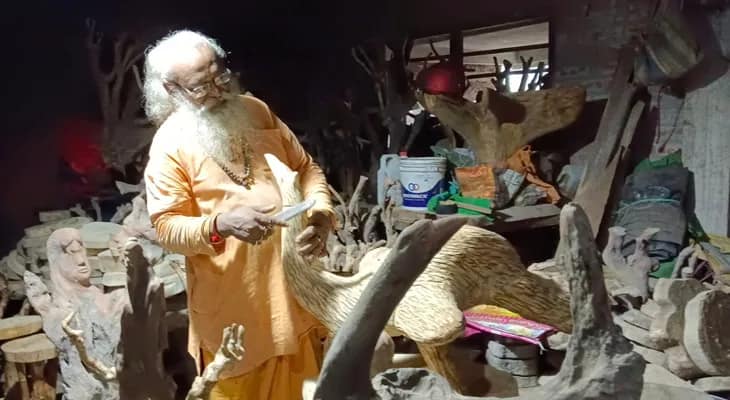 ভেসে যাওয়া কাঠে দিয়ে তৈরি করেন শিল্পকর্ম, বাড়িতে পাঠশালা খুলেছেন বনমালী