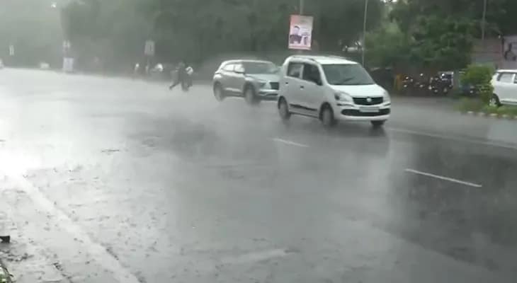 রবিবার বিকেলে ঝেঁপে বৃষ্টি নয়াদিল্লিতে