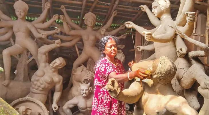 কুড়ি বছর ধরে প্রতিমা তৈরি করে চলেছেন তেহট্টের সাধনা পণ্ডিত