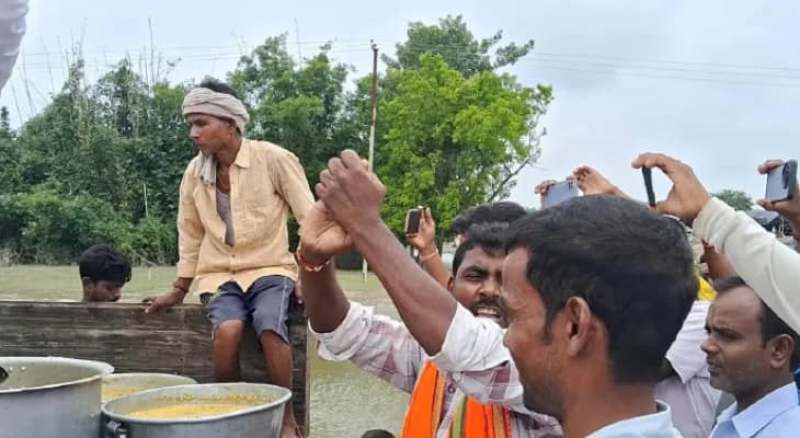 ভূতনিতে দুঃসময় কাটছে না বাসিন্দাদের, নিম্নমানের খিচুড়ি দেওয়ায় বাঁধে আশ্রয় নেওয়া দুর্গতদের বিক্ষোভ