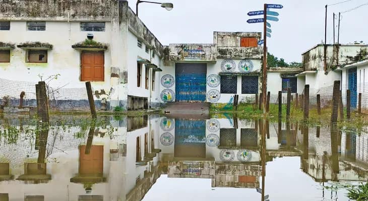 বৃষ্টির জমা জল ঢেউ খেলছে রানাঘাট ন’পাড়ার সুস্বাস্থ্যকেন্দ্রে, ক্ষোভ বাড়ছে