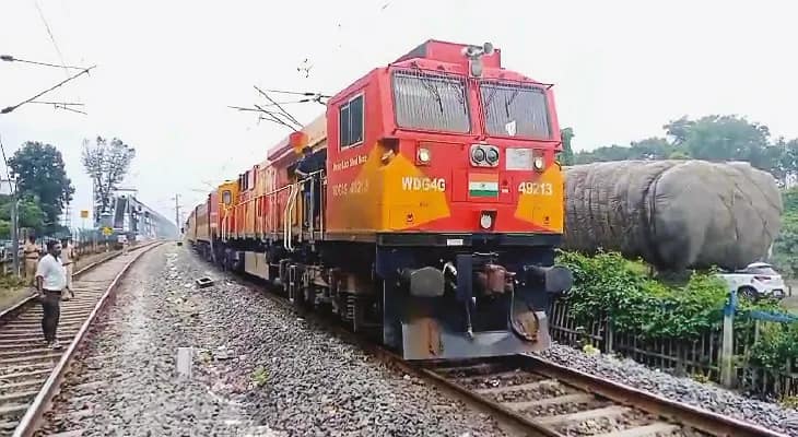 ফরাক্কা ব্যারাজে দাঁড়িয়ে ট্রেন, ভোগান্তি