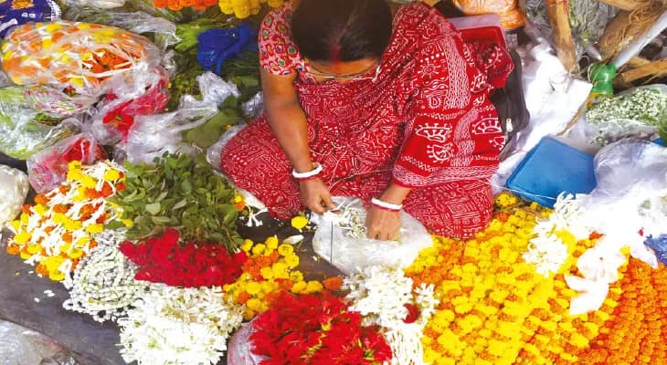 ফুলের দামে মুখ ফেরাচ্ছে জনতা  বিক্রি কমায় চিন্তায় ছোট ব্যবসায়ীরাও
