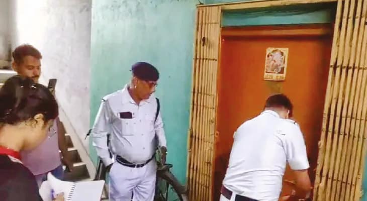 সালকিয়ায় খুনের কারণ নিয়ে  ধন্দ, ফ্ল্যাট থেকে নমুনা সংগ্রহ