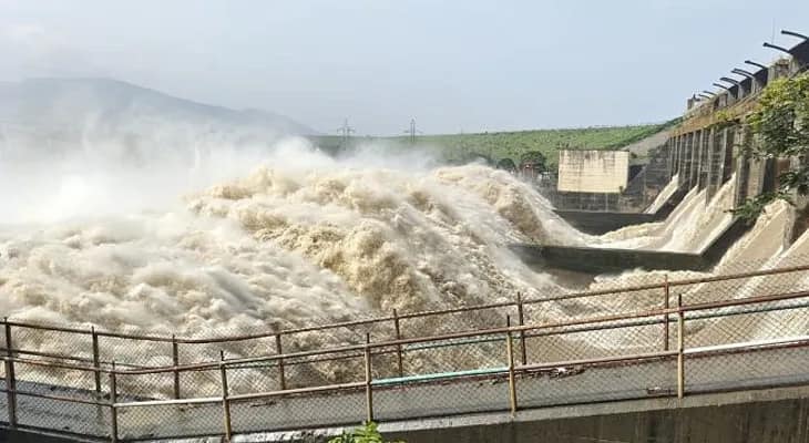 টানা বৃষ্টিতে ফুঁসছে রূপনারায়ণ নদ ডিভিসির জল ঘিরে বাড়ছে আতঙ্ক