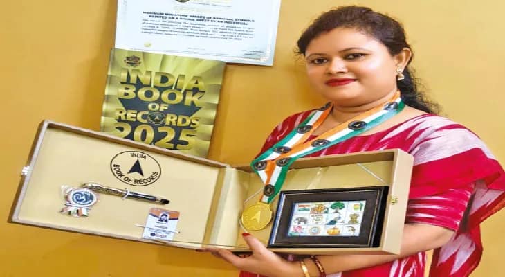 পোস্ট কার্ড মাপের কাগজে ১২টি জাতীয় প্রতীক এঁকে রেকর্ড উলুবেড়িয়ার পায়েলের