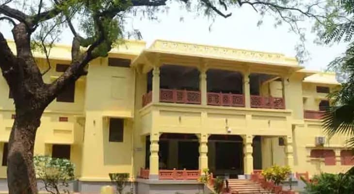বিশ্বভারতীর ওয়েবসাইটে ছবি নেই স্বয়ং রবি ঠাকুরের, বিতর্ক