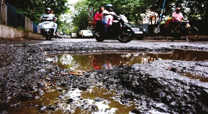 বৃষ্টিতে হাওড়ার একাধিক রাস্তার বেহাল দশা পুজোর আগে মেরামতে উদ্যোগী পুরসভা