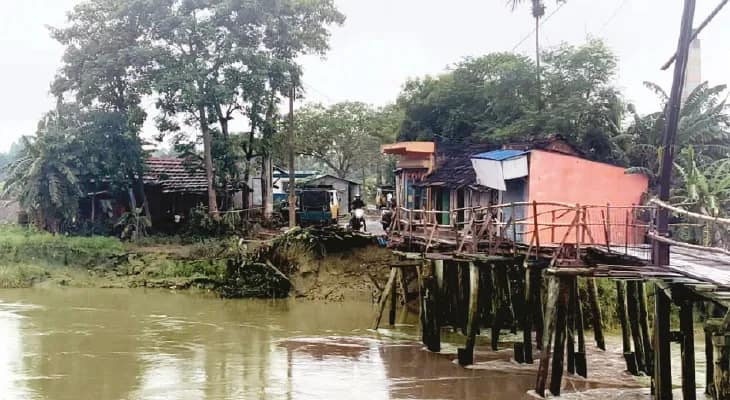 শ্যামপুরের আয়মা সেতুর কাছে নদী পাড়ে ধস, আতঙ্কে এলাকার মানুষ