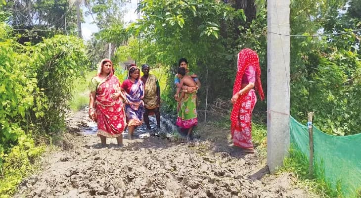 বৃষ্টি হলেই রাস্তায় হাঁটুসমান কাদা, সমস্যায় গ্রামবাসীরা