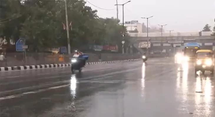 দিল্লিতে সাত সকালেই ভারী বৃষ্টি