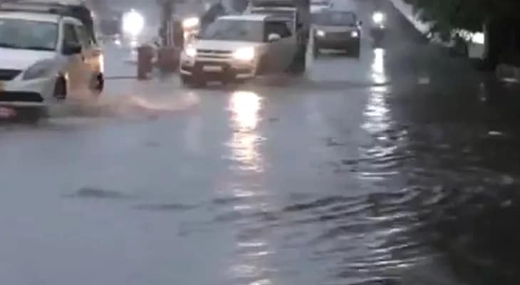 মুম্বইতে ভারী বৃষ্টির জেরে জলমগ্ন একাধিক এলাকা