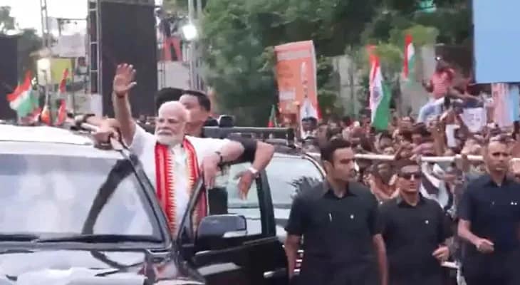 গুজরাতের আমেদাবাদে প্রধানমন্ত্রী নরেন্দ্র মোদির রোড শো