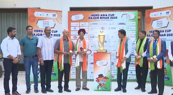 আসন্ন এশিয়া কাপ হকির ট্রফি উন্মোচন করলেন কেন্দ্রীয় ক্রীড়ামন্ত্রী মনসুখ মান্ডব্য