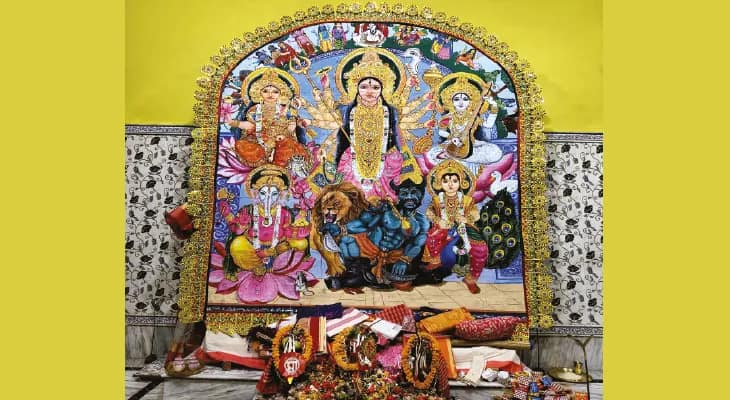 সাড়ে ন’ফুটের পটে দেবী দুর্গা, ৪০০ বছরের প্রাচীন রায়বাড়ির পুজো