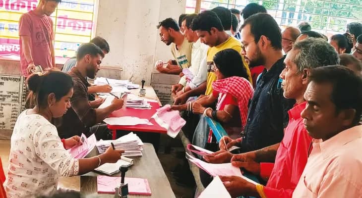 আপত্তি সত্ত্বেও ঠাকুরনগরের নাটমন্দিরে চলছে ধর্মীয় শংসাপত্র দেওয়ার ক্যাম্প