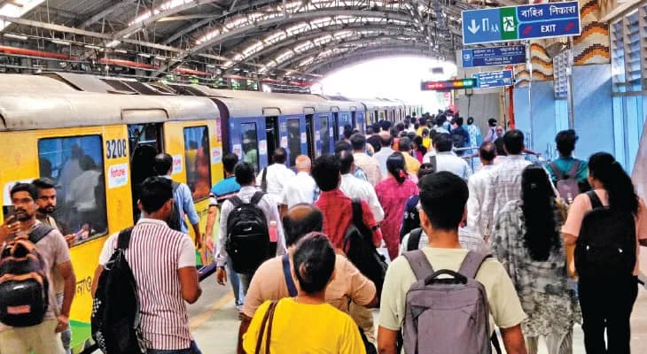‘৩০০ খরচ হতো, মেট্রোয় মাত্র ৪০ টাকা’, নোয়াপাড়া-এয়ারপোর্ট নয়া যাত্রায় খুশি যাত্রীরা