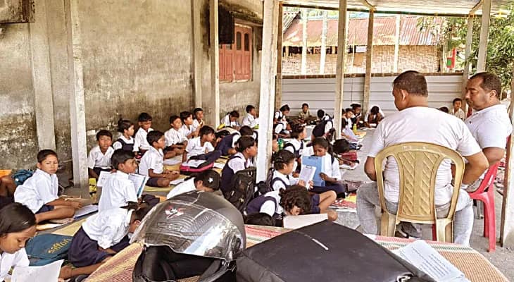 শ্রেণিকক্ষে জল থইথই, রাস্তাতেই ক্লাস! প্রশাসনের নির্দেশে দু’দিনে অস্থায়ী স্কুল