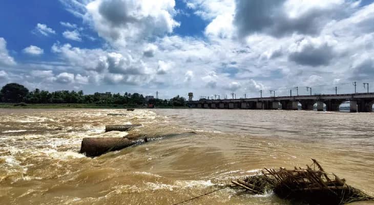 ময়ূরাক্ষী নদীর জলের তোড়ে সাঁইথিয়ায় ভেসে গিয়েছে কজওয়ে, বাড়ছে দুর্ভোগ