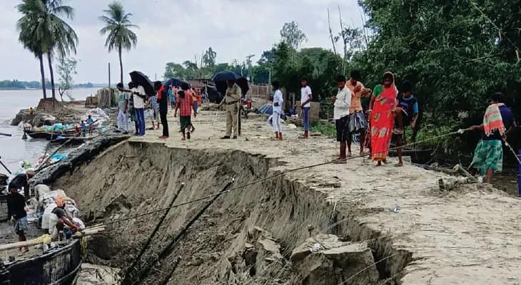 ভূতনির রিং বাঁধে বড় ধস, নিম্নমানের কাজের অভিযোগে বিক্ষোভ এলাকায়